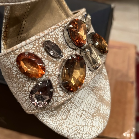 Tahari Allie Jeweled Stacked Heel Sandal in Bone Patterned Leather Sz 8 … - Picture 3 of 16